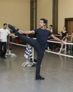 Jose Manuel Carreño demonstrating in ballet class.