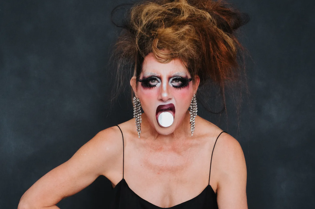 It’s a Femininomenon!: Becoming Canny in Contemporary Performance with Fauxnique